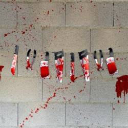 Γιρλάντα Ματωμένα Μαχαίρια (3 μέτρα) Γιρλάντα Ματωμένα Μαχαίρια (3 μέτρα)